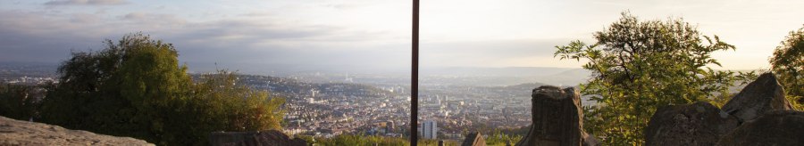 Ein Kreuz auf dem Birkenkopf in Stuttgart, umgeben von Tr&uuml;mmern, mit Blick auf die Stadt im Hintergrund bei Sonnenuntergang., &copy; Stuttgart-Marketing GmbH, Jean-Claude Winkler