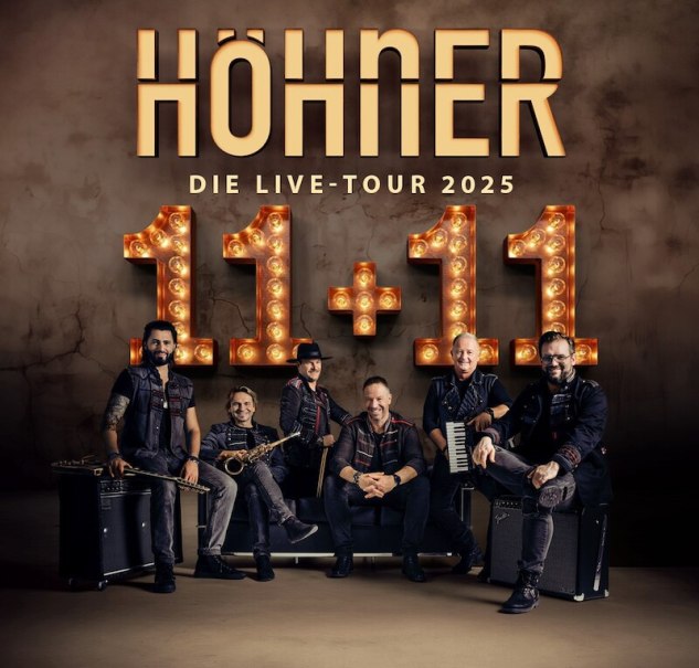 Die Band HÖHNER posiert vor einem Hintergrund mit dem Schriftzug '11+11' und 'Die Live-Tour 2025'. Die Mitglieder halten Instrumente., © Meyer-Konzerte GmbH & Co. KG Die Band HÖHNER posiert vor einem Hintergrund mit dem Schriftzug '11+11' und 'Die Live-Tour 2025'. Die Mitglieder halten Instrumente., © Meyer-Konzerte GmbH & Co. KG