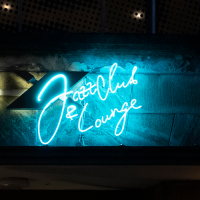 Leuchtendes Neonschild des BIX Jazzclub & Lounge in Blau und Wei&szlig; an einer dunklen Wand., &copy; Stuttgart-Marketing GmbH, Alwin Maigler