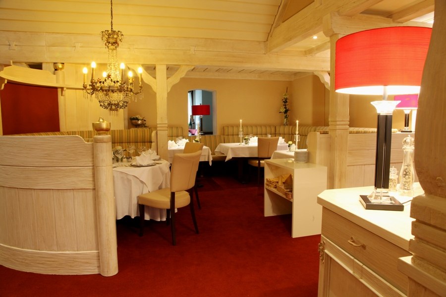 Elegant restaurant with chandelier, red lampshades and laid tables. Wooden furniture and carpeting create a warm atmosphere., © Hotel Fuchsen Elegant restaurant with chandelier, red lampshades and laid tables. Wooden furniture and carpeting create a warm atmosphere., © Hotel Fuchsen