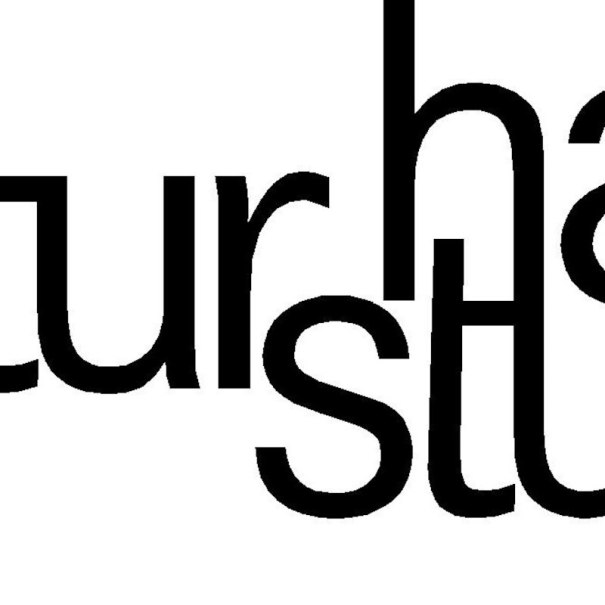 Ein stilisiertes Logo mit überlappenden Buchstaben in Schwarz-Weiß, das modern und abstrakt wirkt., © Literaturhaus Stuttgart Ein stilisiertes Logo mit überlappenden Buchstaben in Schwarz-Weiß, das modern und abstrakt wirkt., © Literaturhaus Stuttgart