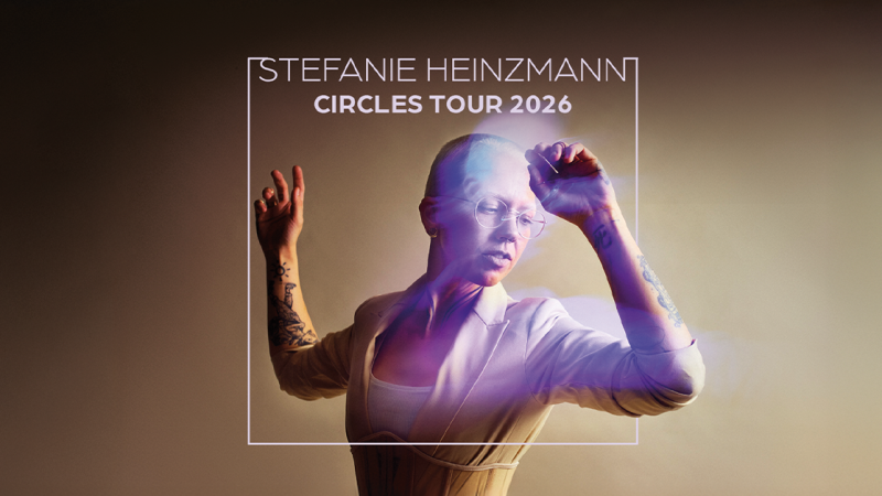 Stefanie Heinzmann posiert mit erhobenen Armen und geschlossenen Augen für die Circles Tour 2026. Sie trägt eine Brille und zeigt ihre Tattoos., © links im Bild Stefanie Heinzmann posiert mit erhobenen Armen und geschlossenen Augen für die Circles Tour 2026. Sie trägt eine Brille und zeigt ihre Tattoos., © links im Bild