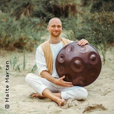 Malte Marten - Healing Frequency Tour 2025, © links im Bild
