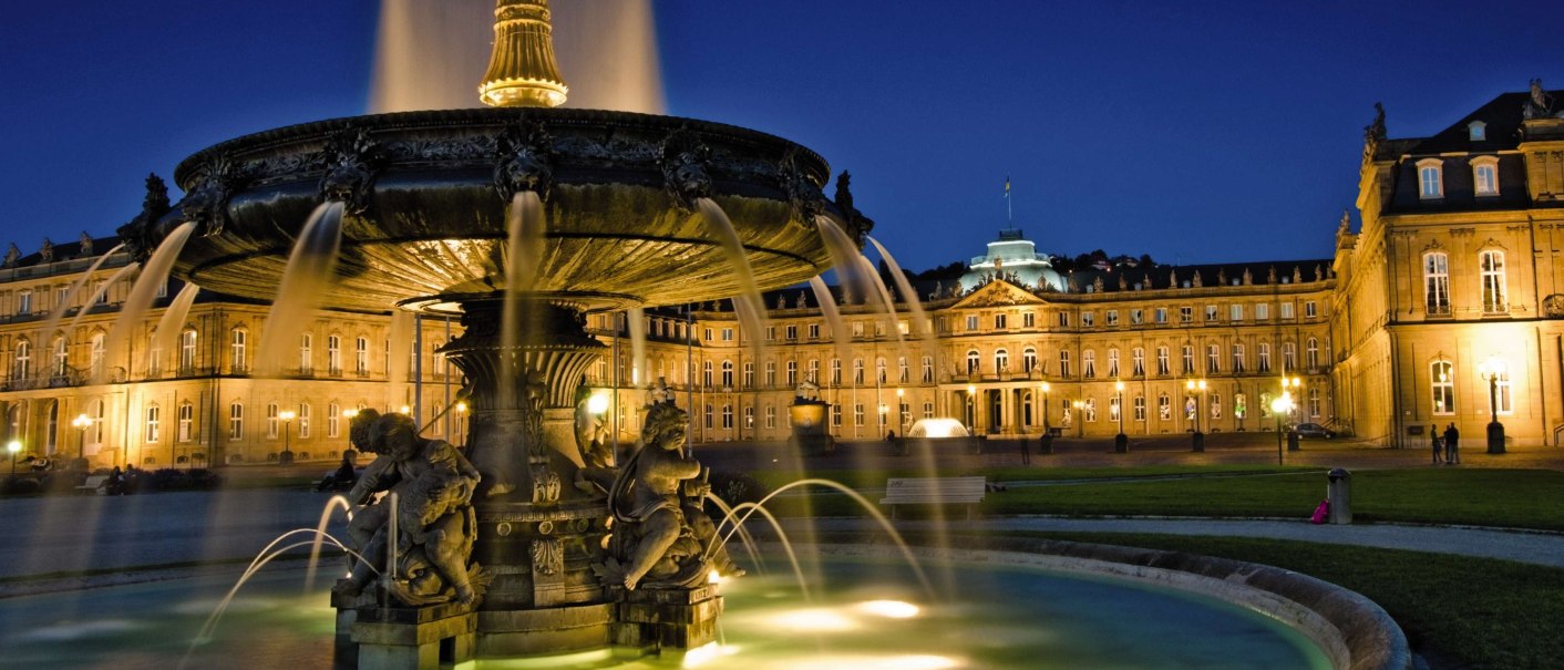 Schlossplatz Brunnen, © World travel images-Fotolia