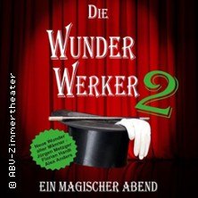 Plakat für 'Die Wunderwerker 2' mit Zylinder, Handschuh und rotem Vorhang. Text: 'Ein magischer Abend'. Namen von Künstlern sind erwähnt., © links im Bild Plakat für 'Die Wunderwerker 2' mit Zylinder, Handschuh und rotem Vorhang. Text: 'Ein magischer Abend'. Namen von Künstlern sind erwähnt., © links im Bild