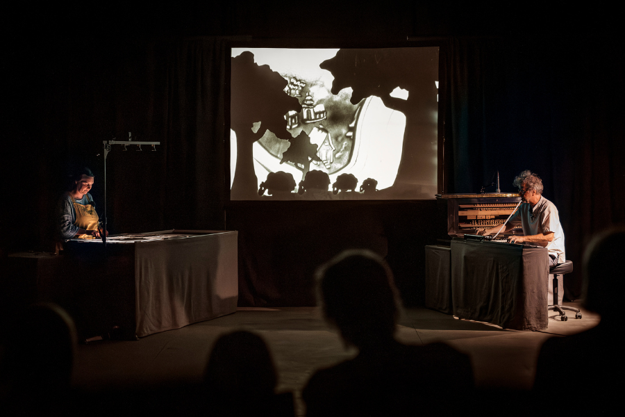 Mit Piano und Celesta-Glockenspiel begleitet., &copy; Fithe &ndash; Das Figurentheater aus Ostbelgien