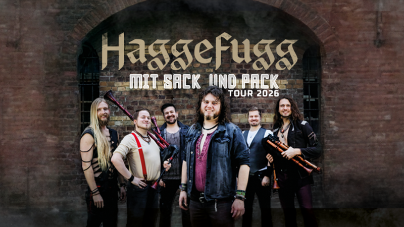 Die Band Haggefugg posiert vor einer Backsteinmauer. Der Schriftzug 'Mit Sack und Pack Tour 2026' ist dar&uuml;ber zu sehen., &copy; links im Bild