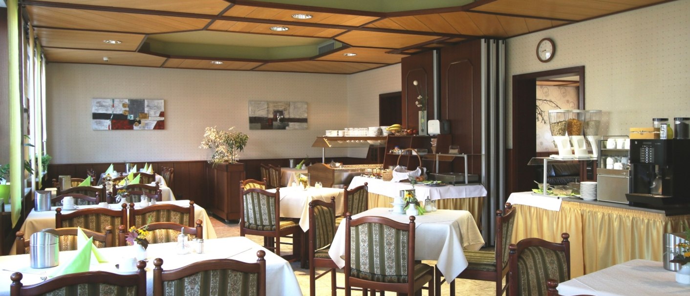 A cozy breakfast room with set tables, chairs and a buffet. The décor is traditional with wooden furniture and decoration., © TOMAS A cozy breakfast room with set tables, chairs and a buffet. The décor is traditional with wooden furniture and decoration., © TOMAS