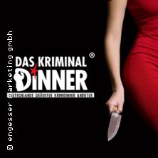 Frau in rotem Kleid h&auml;lt ein Messer, daneben steht 'Das Kriminal Dinner'. Schwarzer Hintergrund., &copy; links im Bild