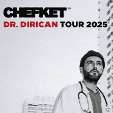 Plakat der Chefket Dr. Dirican Tour 2025 mit einem Mann in Arztkleidung vor einem Gebäude., © links im Bild