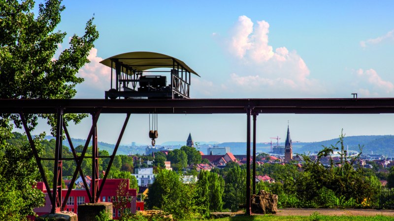 Alte Seilbahn im Travertinpark, im Vordergrund B&auml;ume und Wiese, im Hintergrund Stadtansicht mit Kircht&uuml;rmen und H&uuml;geln., &copy; Stuttgart-Marketing GmbH