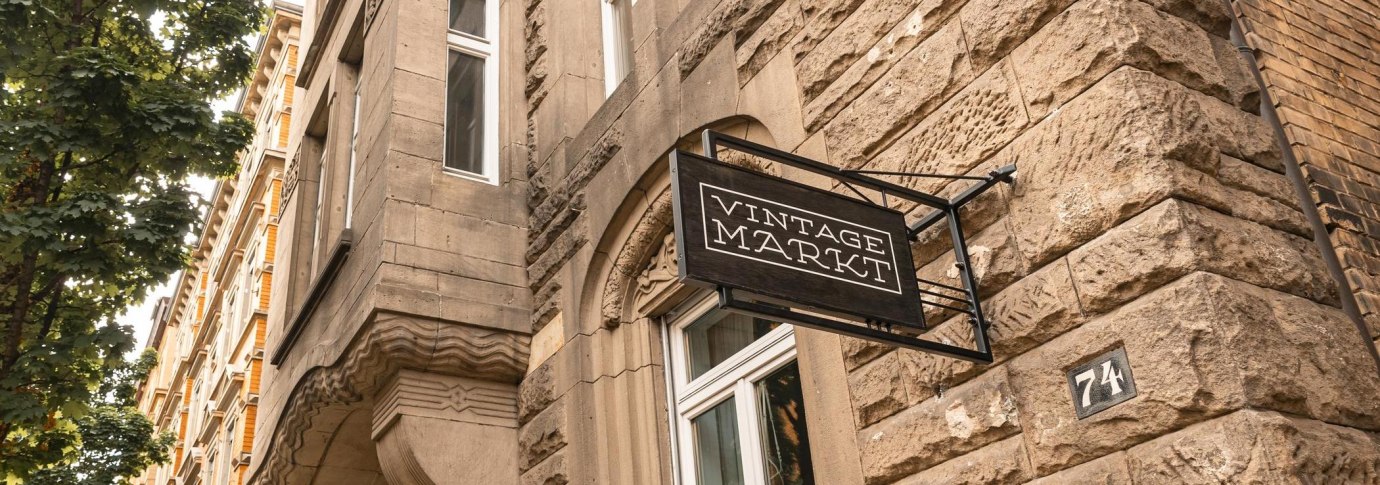 Altes Gebäude mit einem Schild 'Vintage Markt' an der Fassade. Die Hausnummer 74 ist sichtbar., © SMG, Sarah Schmid
