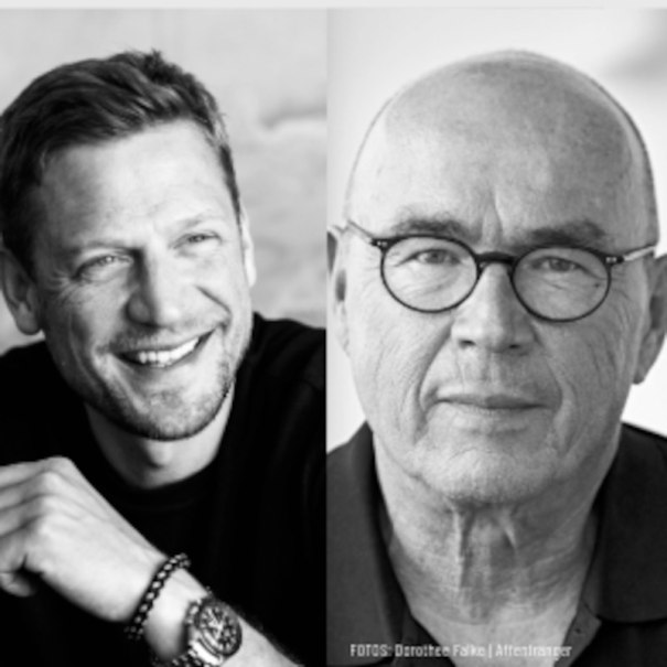 Zwei M&auml;nner in einem Schwarz-Wei&szlig;-Foto. Links ein l&auml;chelnder Mann, rechts ein Mann mit Brille. Beide schauen direkt in die Kamera., &copy; Renitenztheater Stuttgart e.V.