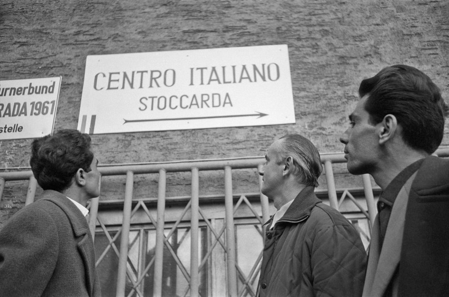 Drei M&auml;nner betrachten ein Schild mit der Aufschrift 'Centro Italiano Stoccarda'. Es scheint sich um ein italienisches Zentrum in Stuttgart zu handeln., &copy; Landesarchiv Baden-W&uuml;rttemberg HStAS Q 2-50_Nr 1137_[68]