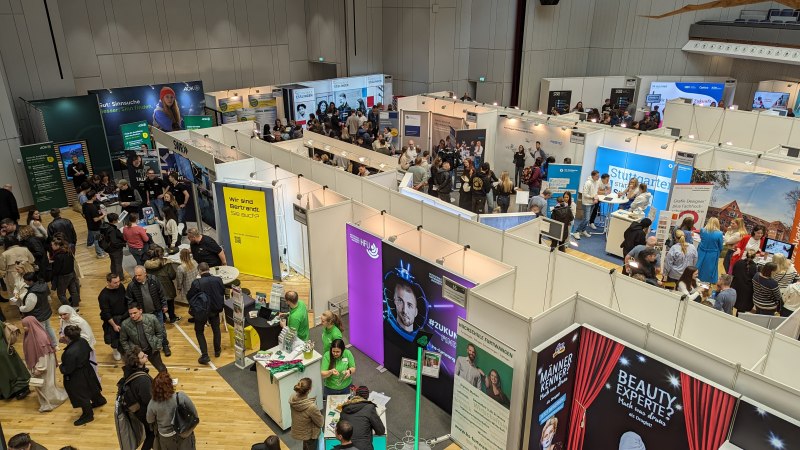Blick in die Messehalle bei der Stuzubi 2023, © Stuzubi GmbH