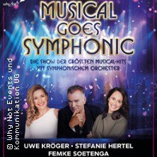 Plakat für 'Musical goes Symphonic' mit drei Personen vor bunten Lichteffekten. Namen: Uwe Kröger, Stefanie Hertel, Femke Soetenga., © links im Bild Plakat für 'Musical goes Symphonic' mit drei Personen vor bunten Lichteffekten. Namen: Uwe Kröger, Stefanie Hertel, Femke Soetenga., © links im Bild
