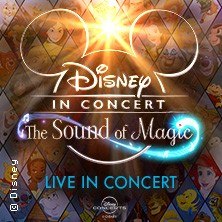 Poster für Disney in Concert: The Sound of Magic, mit Disney-Charakteren im Hintergrund und leuchtendem Schriftzug., © links im Bild