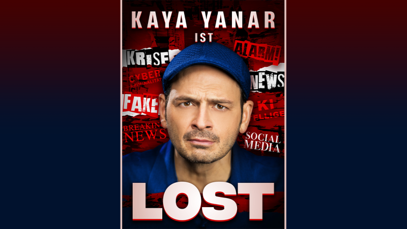 Kaya Yanar auf einem Plakat mit dem Titel 'Lost', umgeben von Schlagwörtern wie 'Krise', 'Fake News' und 'Social Media'., © links im Bild Kaya Yanar auf einem Plakat mit dem Titel 'Lost', umgeben von Schlagwörtern wie 'Krise', 'Fake News' und 'Social Media'., © links im Bild