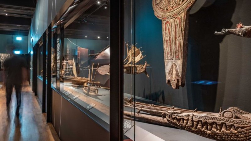 Blick in die Ausstellung "Ozeanien - Kontinent der Inseln", © Linden-Museum Stuttgart, Foto: Harald Völkl Blick in die Ausstellung "Ozeanien - Kontinent der Inseln", © Linden-Museum Stuttgart, Foto: Harald Völkl