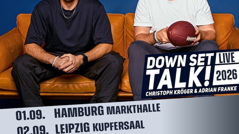 Zwei Männer sitzen auf einem Sofa, einer hält einen Football. Text: Down Set Talk! Live 2026, Tourdaten in verschiedenen deutschen Städten., © Theaterhaus Stuttgart e.V. Zwei Männer sitzen auf einem Sofa, einer hält einen Football. Text: Down Set Talk! Live 2026, Tourdaten in verschiedenen deutschen Städten., © Theaterhaus Stuttgart e.V.