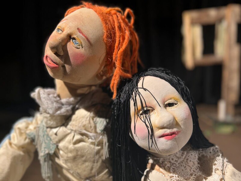 Zwei Puppen mit ausdrucksstarken Gesichtern, eine mit roten Haaren und die andere mit schwarzen Haaren, in einem theatralischen Setting., © FITZ Das Theater animierter Formen