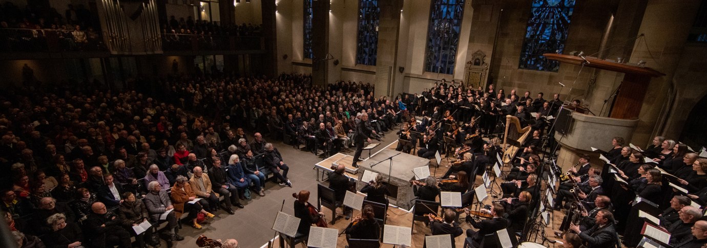 Ein Orchester und Chor f&uuml;hren in einer Kirche vor einem gro&szlig;en Publikum auf. Die Kirche hat hohe Fenster und eine Orgel., &copy; www.hassfoto.de