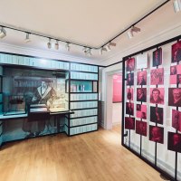 Ausstellungsraum im Hegel-Haus mit Bücherregalen, historischen Porträts und einer beleuchteten Vitrine auf Holzboden., © Julia Ochs Ausstellungsraum im Hegel-Haus mit Bücherregalen, historischen Porträts und einer beleuchteten Vitrine auf Holzboden., © Julia Ochs