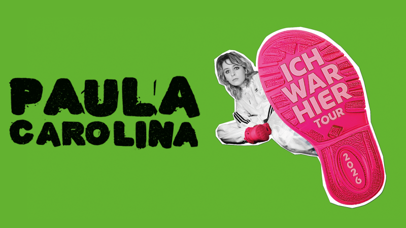 Gr&uuml;ne Grafik mit dem Schriftzug 'Paula Carolina' und einem pinken Schuhabdruck mit 'Ich war hier Tour 2026'. Eine Person in wei&szlig;em Outfit ist abgebildet., &copy; links im Bild