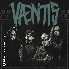 Vierköpfige Band Vaentis posiert in dunkler, mystischer Atmosphäre. Der Schriftzug 'Vaentis' ist prominent über den Musikern platziert., © links im Bild Vierköpfige Band Vaentis posiert in dunkler, mystischer Atmosphäre. Der Schriftzug 'Vaentis' ist prominent über den Musikern platziert., © links im Bild