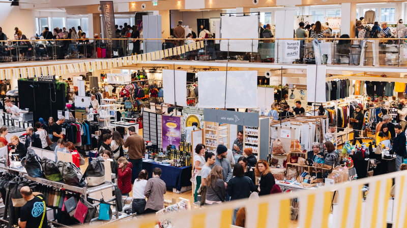 Vogelperspektive auf einen belebten Kunst- und Designmarkt in Stuttgart mit zahlreichen St&auml;nden und Besuchern auf zwei Etagen., &copy; Franziska Freiwald