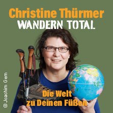 Woman holding walking sticks and a globe in front of a green background. Text: "Christine Thürmer - WANDERN TOTAL - The world at your feet"., © links im Bild Woman holding walking sticks and a globe in front of a green background. Text: "Christine Thürmer - WANDERN TOTAL - The world at your feet"., © links im Bild