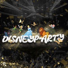 Disney-Figuren umgeben den Schriftzug 'Disney Party' vor einem dunklen Hintergrund mit Lichteffekten., © links im Bild Disney-Figuren umgeben den Schriftzug 'Disney Party' vor einem dunklen Hintergrund mit Lichteffekten., © links im Bild