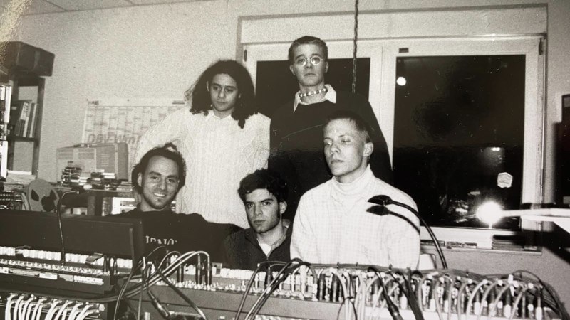 F&uuml;nf Personen posieren in einem Tonstudio vor einem Mischpult. Im Hintergrund sind Regale und ein Fenster zu sehen. Das Bild ist in Schwarz-Wei&szlig;., &copy; &copy; Ecki Erlenbusch