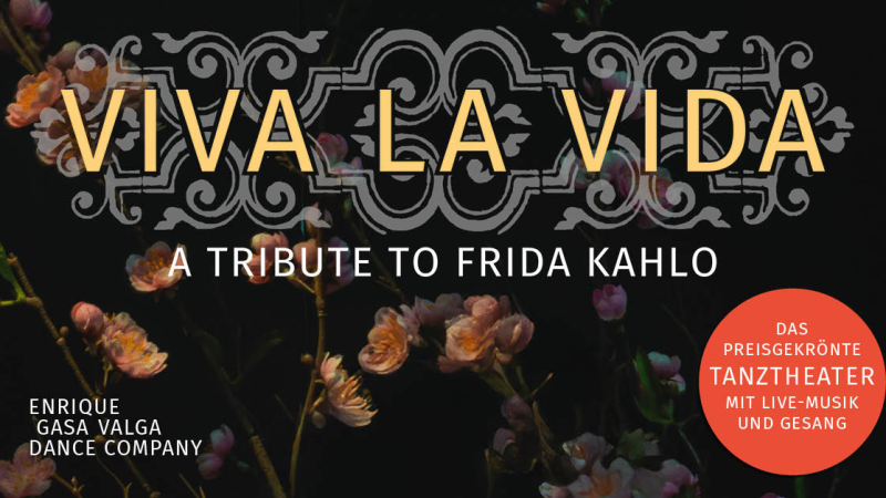 Plakat f&uuml;r 'Viva la Vida &ndash; A Tribute to Frida Kahlo' mit floralen Motiven und Informationen zur Tanztheaterauff&uuml;hrung., &copy; links im Bild
