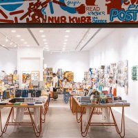 Ein einladendes Gesch&auml;ft mit Postkarten, B&uuml;chern und Schreibwaren. Helle Beleuchtung und kreative Dekorationen verleihen dem Raum eine freundliche Atmosph&auml;re., &copy; Stuttgart Marketing GmbH, Sarah Schmid