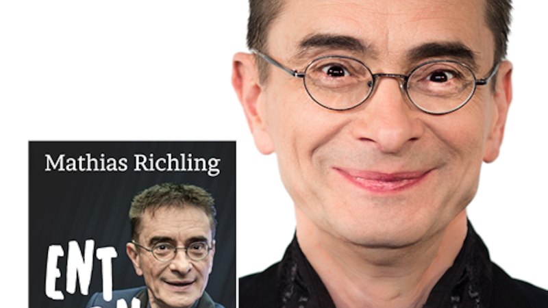 Mathias Richling lächelt in die Kamera, daneben das Buchcover seines Programms 'Enttarnt'., © Renitenztheater Stuttgart e.V.