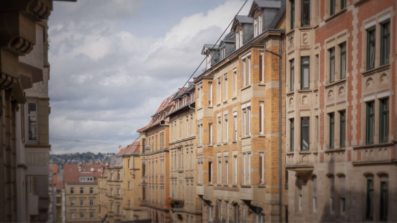 Reihe von historischen Gebäuden mit Ziegelsteinfassaden unter einem bewölkten Himmel. Im Hintergrund sind weitere Gebäude zu sehen., © Stuttgart Marketing GmbH, Martina Denker