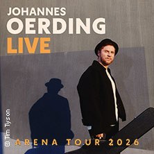 Johannes Oerding steht mit Hut und Gitarre vor einer Wand. Text: "Johannes Oerding Live - Arena Tour 2026"., © links im Bild