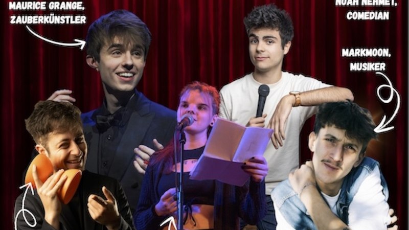 F&uuml;nf K&uuml;nstler vor einem roten Vorhang: Maurice Grange (Zauberk&uuml;nstler), Noah Nehmet (Comedian), Nicki (Poetry Slammerin), Markmoon (Musiker), Patrick Johannson (Jongleur und Comedian)., &copy; Renitenztheater Stuttgart e.V.