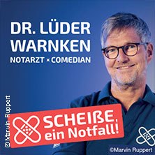 Dr. L&uuml;der Warnken, Notarzt und Comedian, l&auml;chelt vor blauem Hintergrund. Ein rotes Banner mit der Aufschrift 'Schei&szlig;e, ein Notfall!' ist zu sehen., &copy; links im Bild
