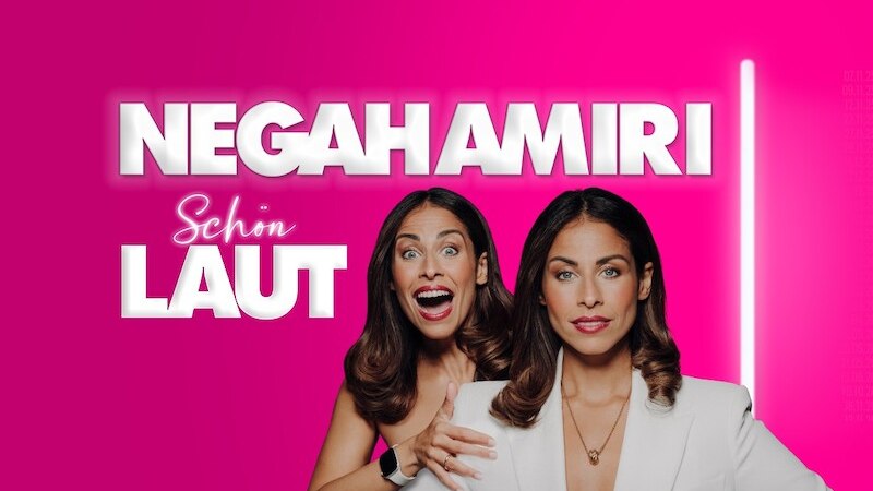 Zwei Frauen vor einem pinken Hintergrund. Eine lächelt breit, die andere schaut ernst. Text: 'Negah Amiri - Schön Laut'., © SBEntertainment GmbH & Co. KG Zwei Frauen vor einem pinken Hintergrund. Eine lächelt breit, die andere schaut ernst. Text: 'Negah Amiri - Schön Laut'., © SBEntertainment GmbH & Co. KG