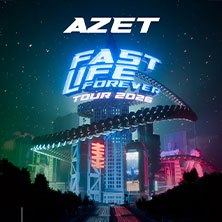 Plakat zur AZET Fast Life Forever Tour 2026 mit futuristischer Stadt und leuchtenden Schriften., &copy; links im Bild