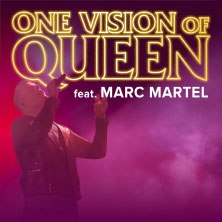 Ein Sänger performt auf der Bühne, umgeben von rotem und violettem Licht. Der Schriftzug 'One Vision of Queen feat. Marc Martel' ist prominent sichtbar., © links im Bild Ein Sänger performt auf der Bühne, umgeben von rotem und violettem Licht. Der Schriftzug 'One Vision of Queen feat. Marc Martel' ist prominent sichtbar., © links im Bild