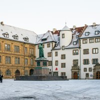 Der Schillerplatz in Stuttgart ist mit Schnee bedeckt. Historische Geb&auml;ude umgeben den Platz, in dessen Mitte eine Statue steht., &copy; Stuttgart-Marketing GmbH, Sarah Schmid