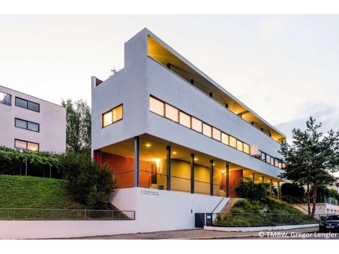 Modernes, weißes Gebäude in der Weissenhofsiedlung, Stuttgart, bei Dämmerung beleuchtet., © Stuttgart Marketing GmbH Modernes, weißes Gebäude in der Weissenhofsiedlung, Stuttgart, bei Dämmerung beleuchtet., © Stuttgart Marketing GmbH