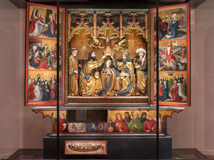 Ein kunstvoller Altar mit geschnitzten Figuren und bemalten Tafeln, die religi&ouml;se Szenen darstellen. Die zentrale Szene zeigt eine Kr&ouml;nung., &copy; Landesmuseum W&uuml;rttemberg
