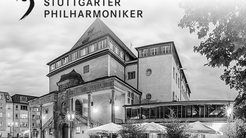 Schwarz-wei&szlig; Foto des Gustav-Siegle-Hauses in Stuttgart, mit dem Logo der Stuttgarter Philharmoniker oben links. Geb&auml;ude mit S&auml;ulen und Terrasse., &copy; Christoph Kalck