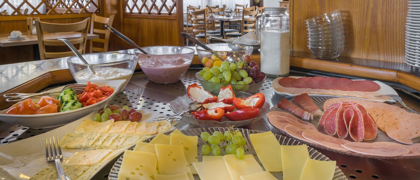 Ein reichhaltiges Frühstücksbuffet mit Käse, Aufschnitt, Gemüse, Obst und Joghurt in einem Restaurant., © Novum Management GmbH Ein reichhaltiges Frühstücksbuffet mit Käse, Aufschnitt, Gemüse, Obst und Joghurt in einem Restaurant., © Novum Management GmbH