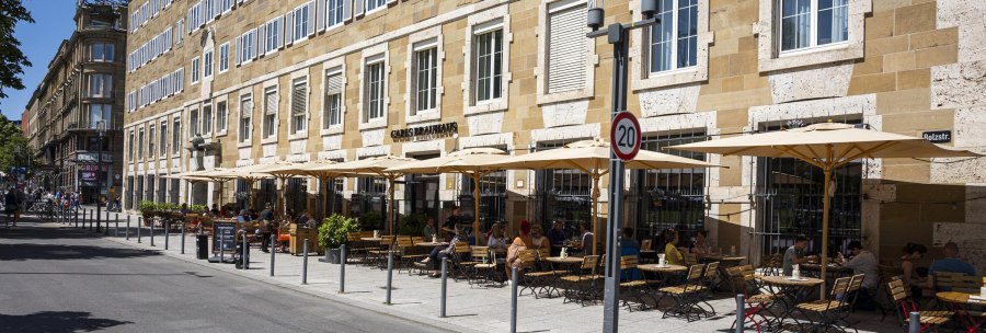 Carls Brauhaus with street café, parasols and guests on a busy street in sunny weather., © SMG Stuttgart Marketing GmbH - Sarah Schmid