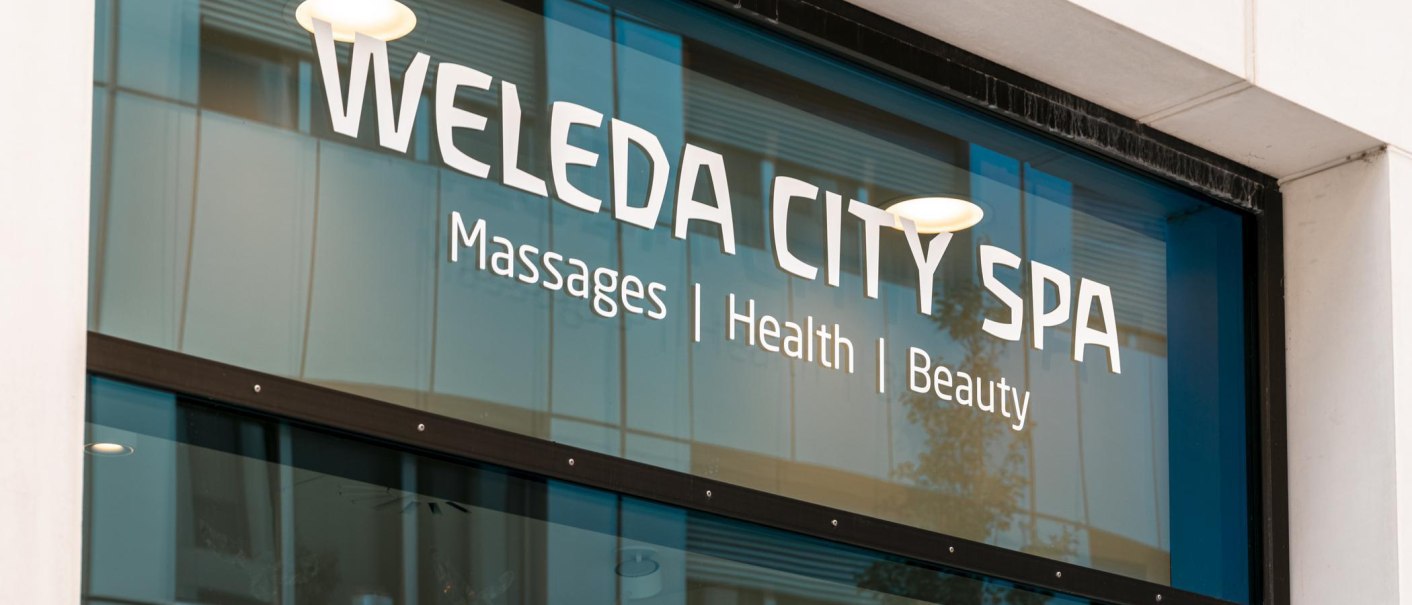 Glasfront eines Weleda City Spa mit Schriftzug f&uuml;r Massagen, Gesundheit und Sch&ouml;nheit., &copy; Stuttgart-Marketing GmbH, Sarah Schmid